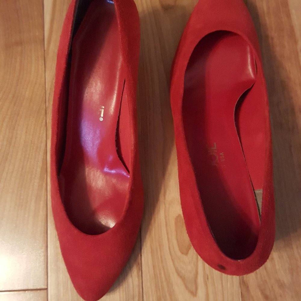 Red Pumps - Picture 3 of 4